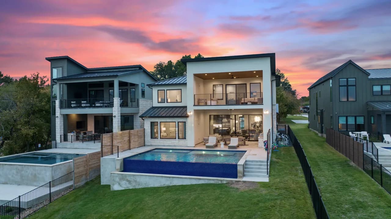 Luxe Lakefront Villa in Kingsland Texas