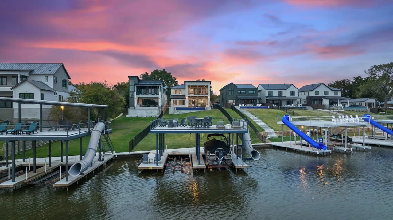 Luxe Lakefront Villa in Kingsland Texas photo 2