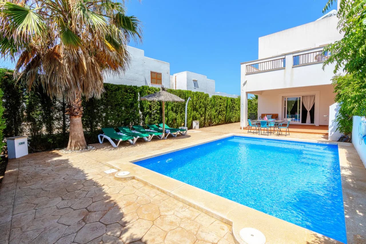 Centrally Located Three Bedroom Villa in Cala d'Or photo 2