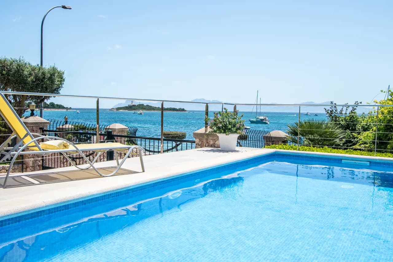 Beachfront Four Bedroom Villa in Alcudia, Mallorca photo 2