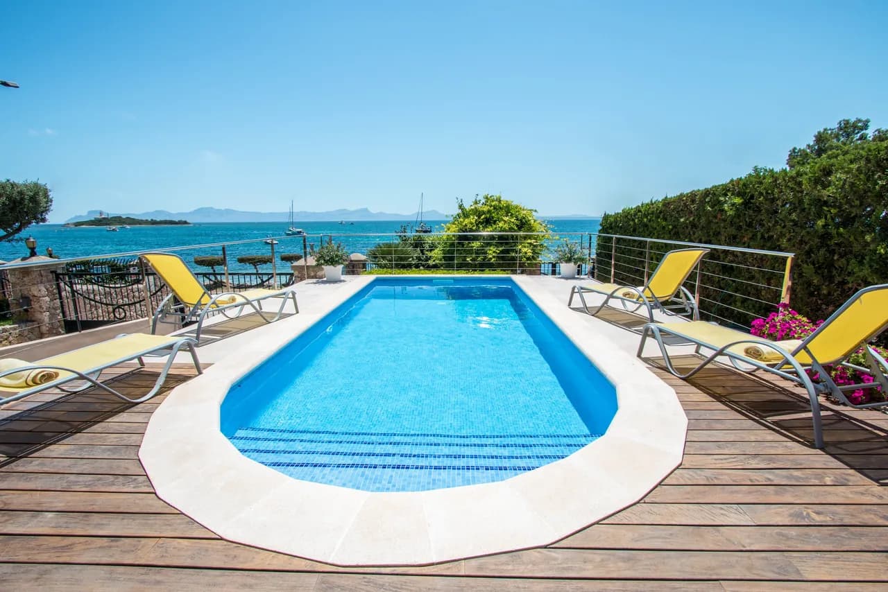 Beachfront Four Bedroom Villa in Alcudia, Mallorca photo 4