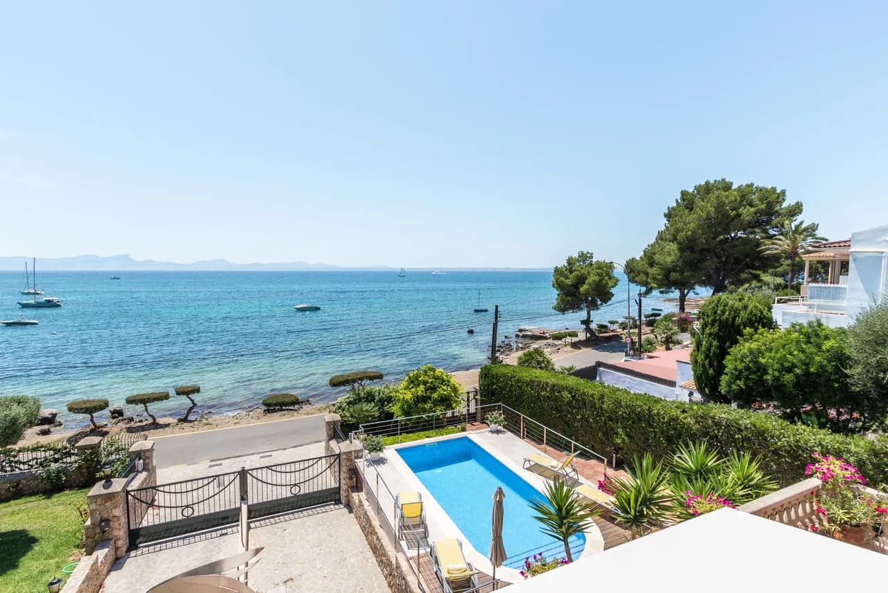 Beachfront Four Bedroom Villa in Alcudia, Mallorca photo 5