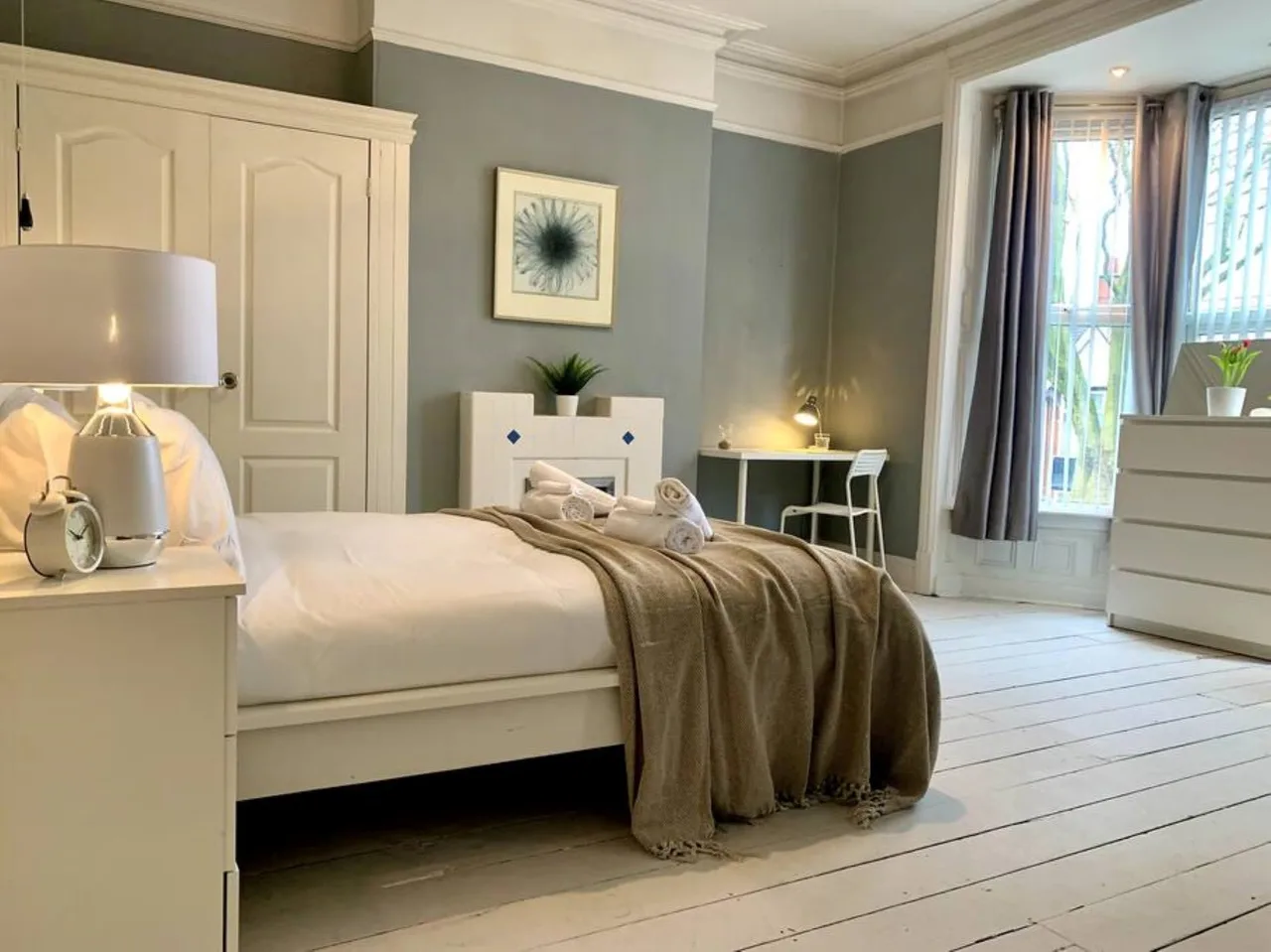 Lovely 6BR Victorian  House photo 2