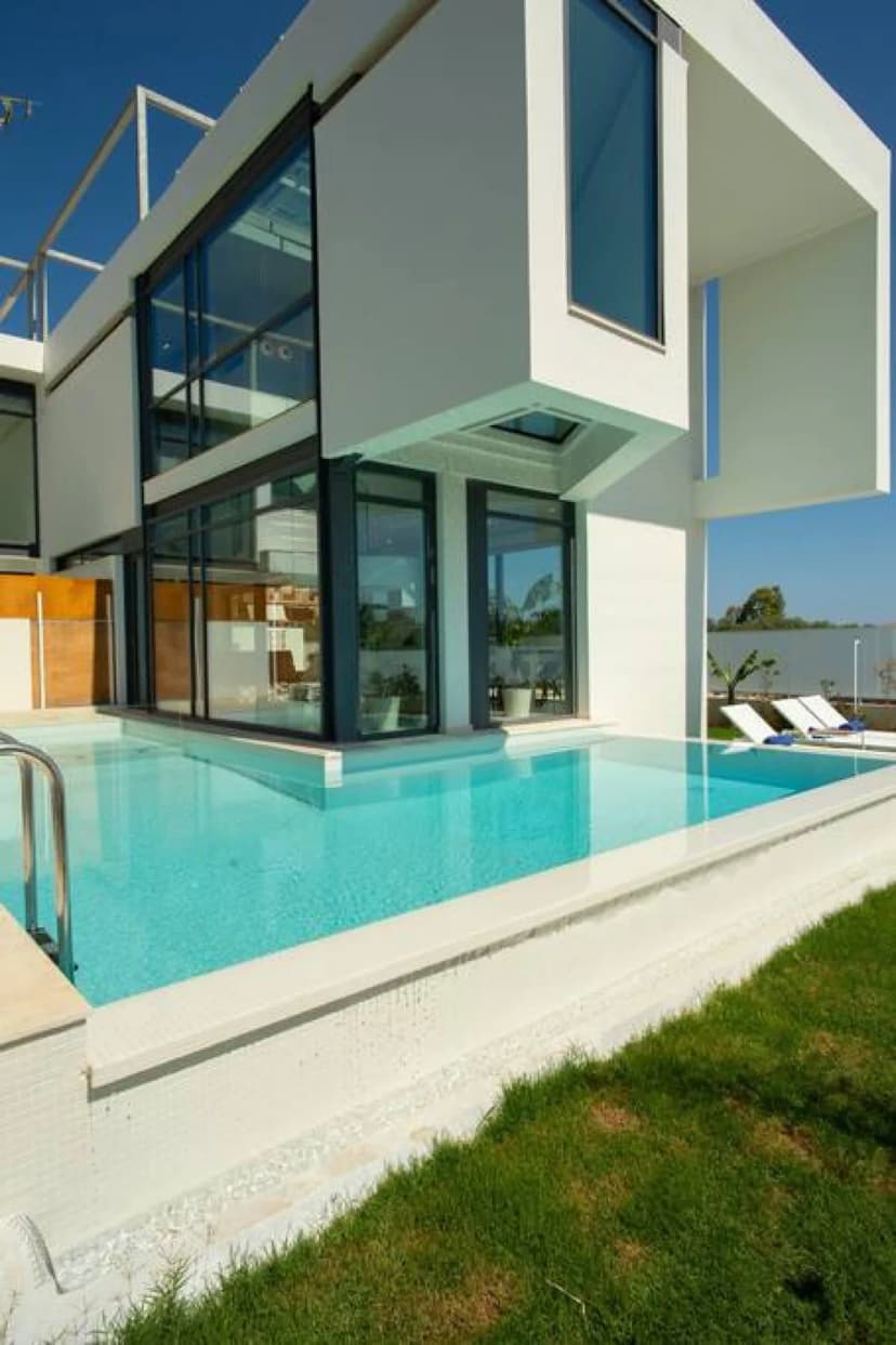 Luxurious Villa Steps Aways From The Beach