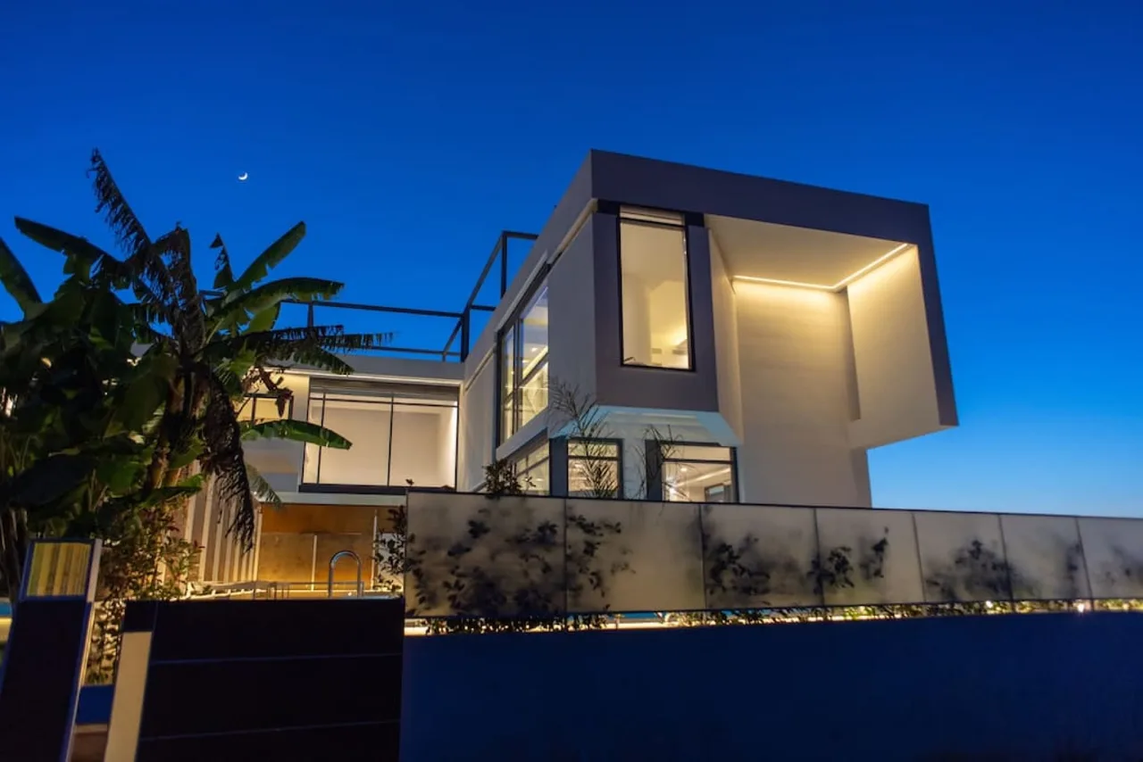 Luxurious Villa Steps Aways From The Beach photo 2