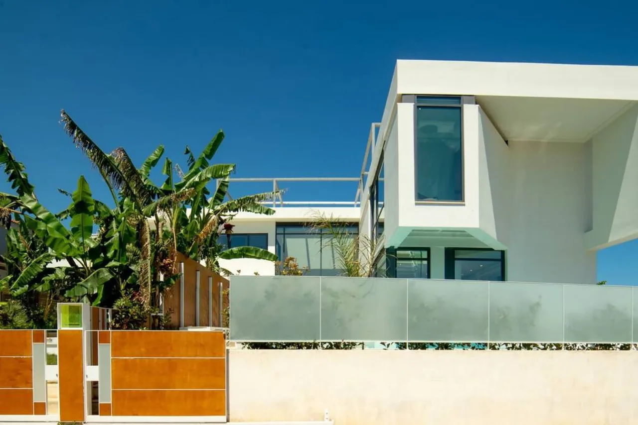 Luxurious Villa Steps Aways From The Beach photo 3