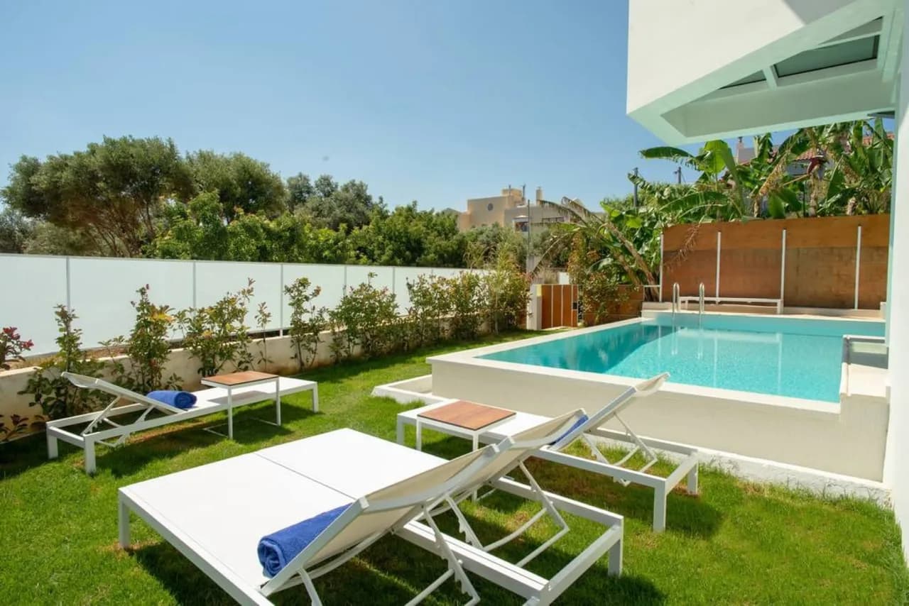 Luxurious Villa Steps Aways From The Beach photo 4