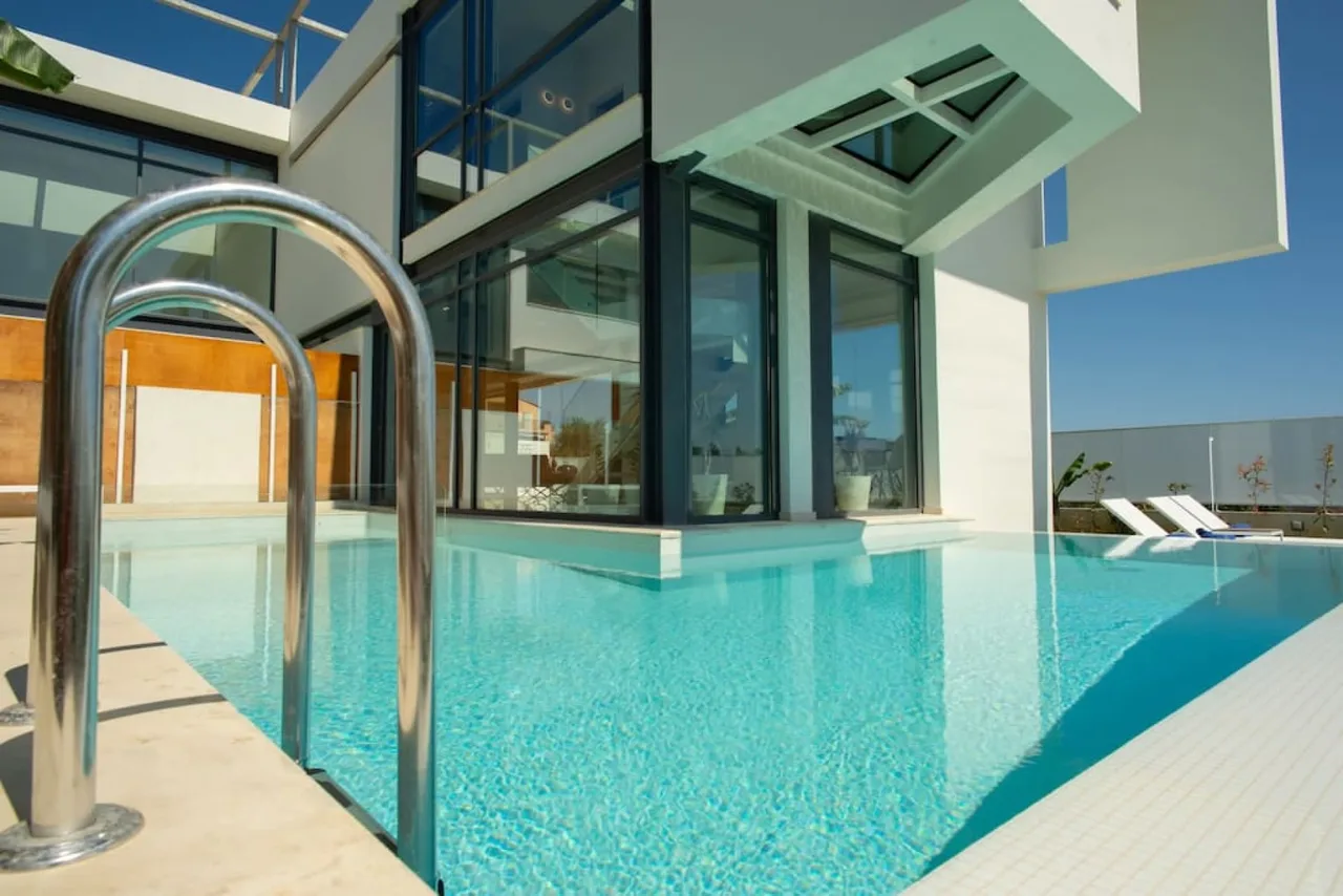 Luxurious Villa Steps Aways From The Beach photo 5
