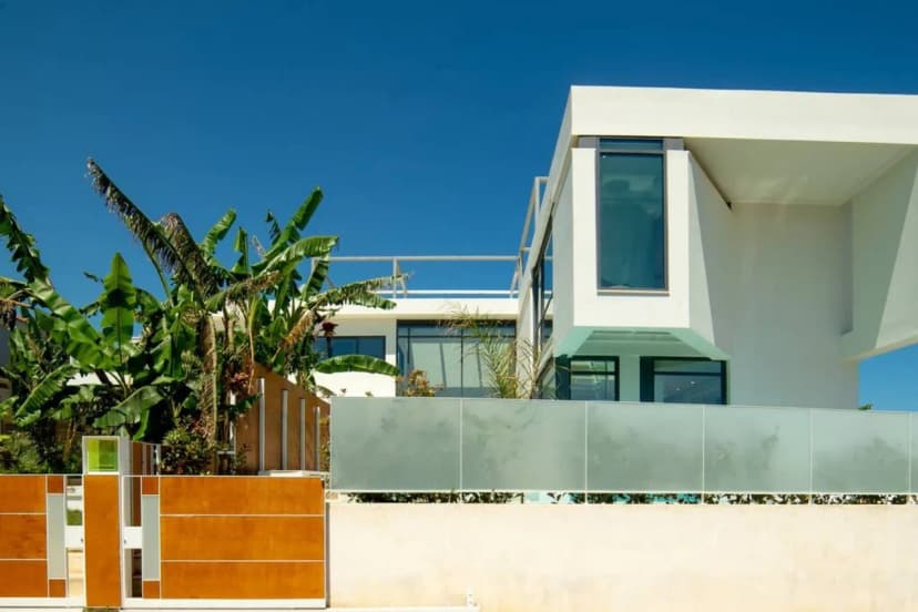 Stunning Villa with Seaview Minutes from The Beach