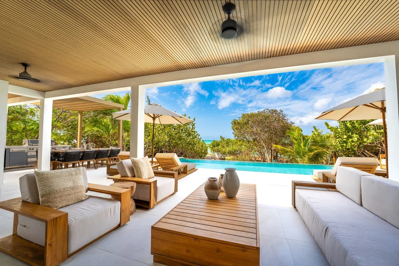 Oceanfront Six-Bedroom Villa in Providenciales photo 4