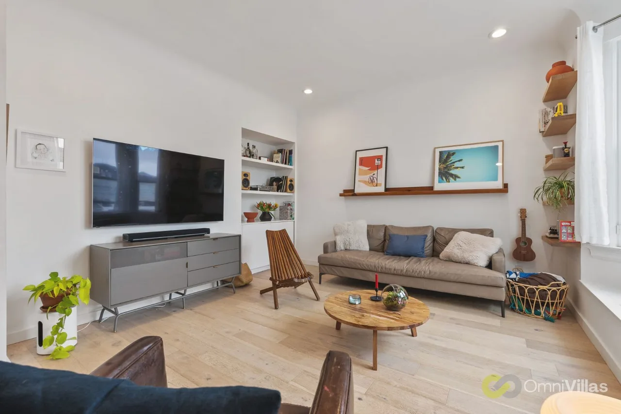 Classic Victorian Two Bedroom in San Francisco photo 3