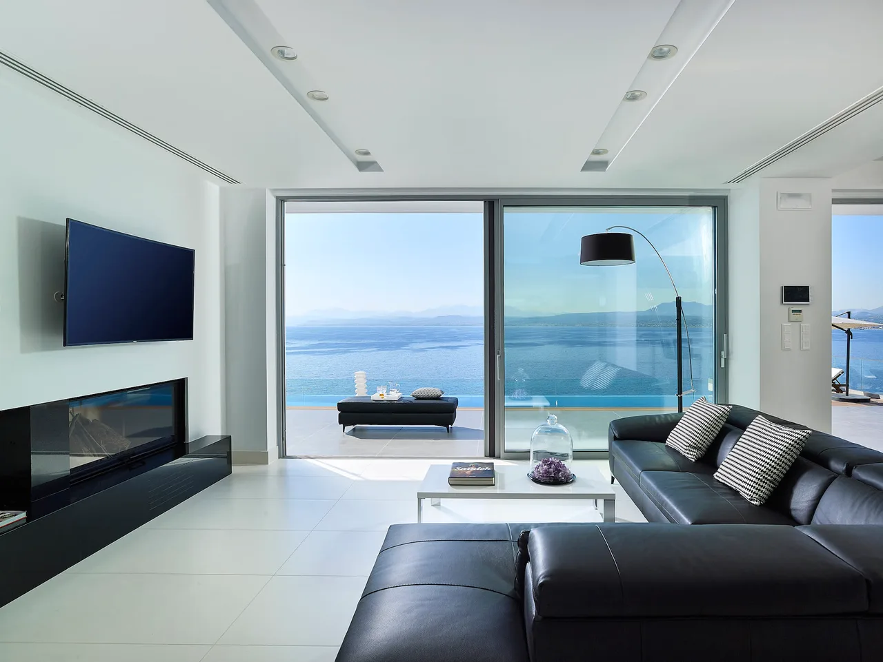 Beach Front Retreat With Gym And Infinity Pool photo 2