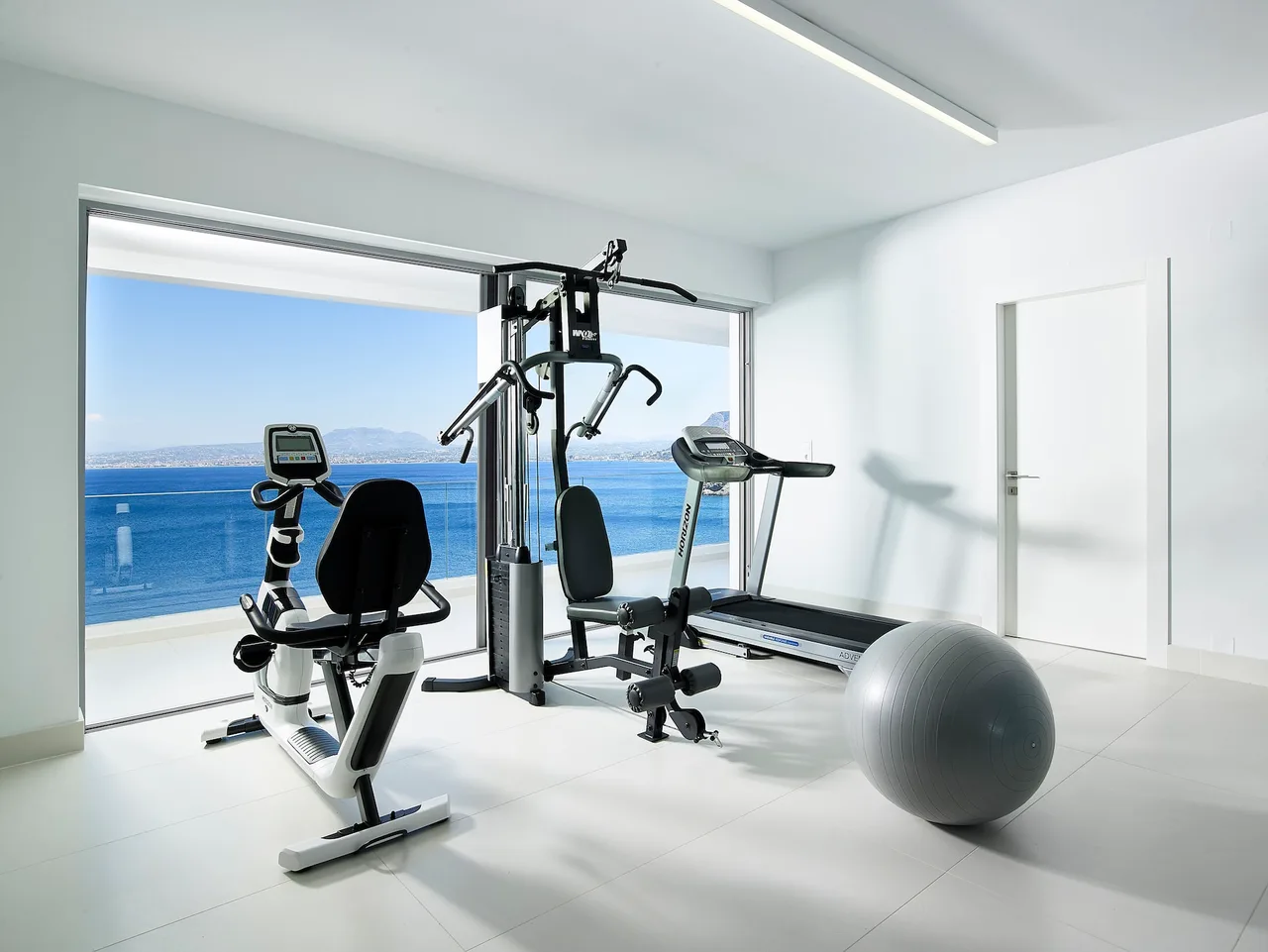 Beach Front Retreat With Gym And Infinity Pool photo 4