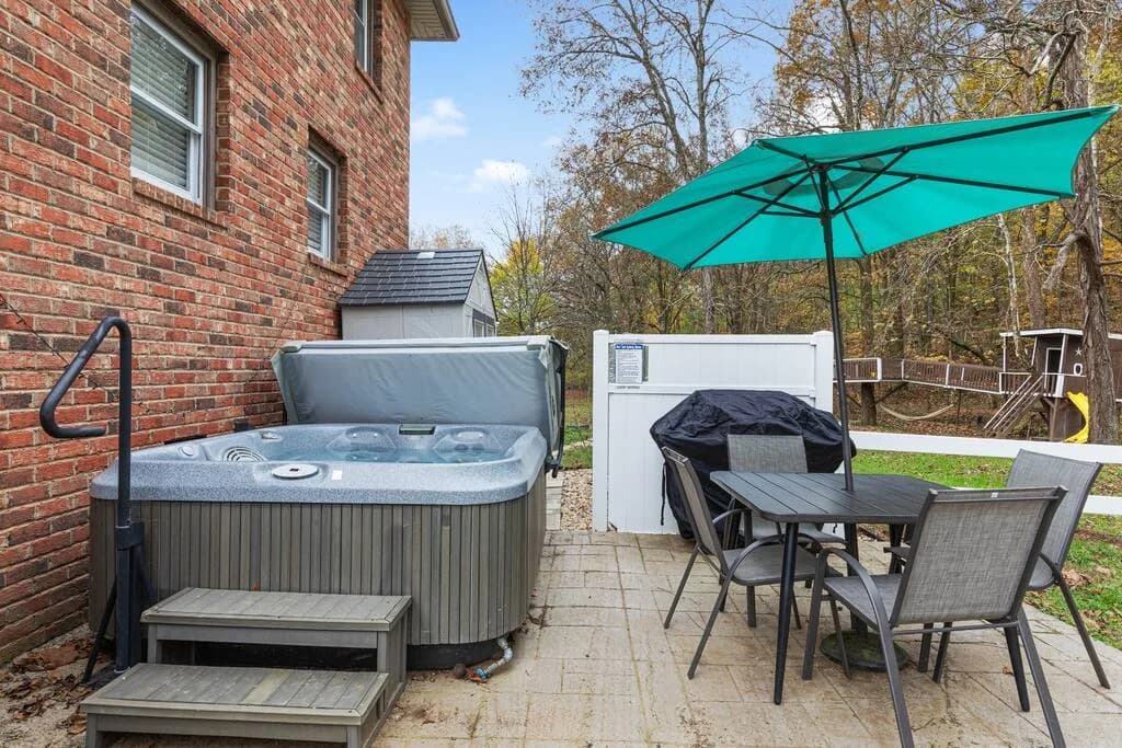 Luxury Poolside Four Bedroom Retreat in Nashville photo 3