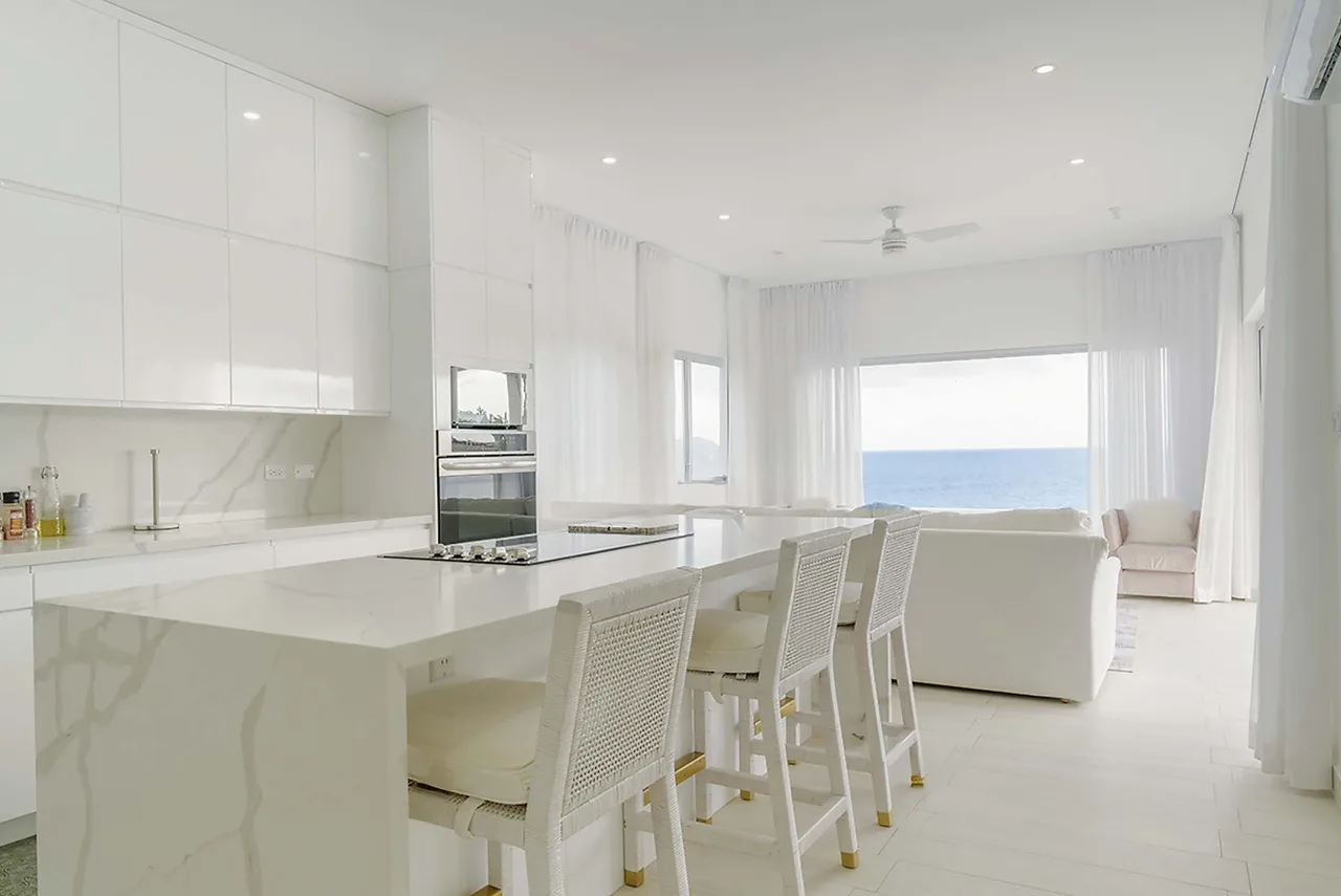 Elegant Cliffside Retreat with Panoramic Ocean Views in South-East Coast photo 2