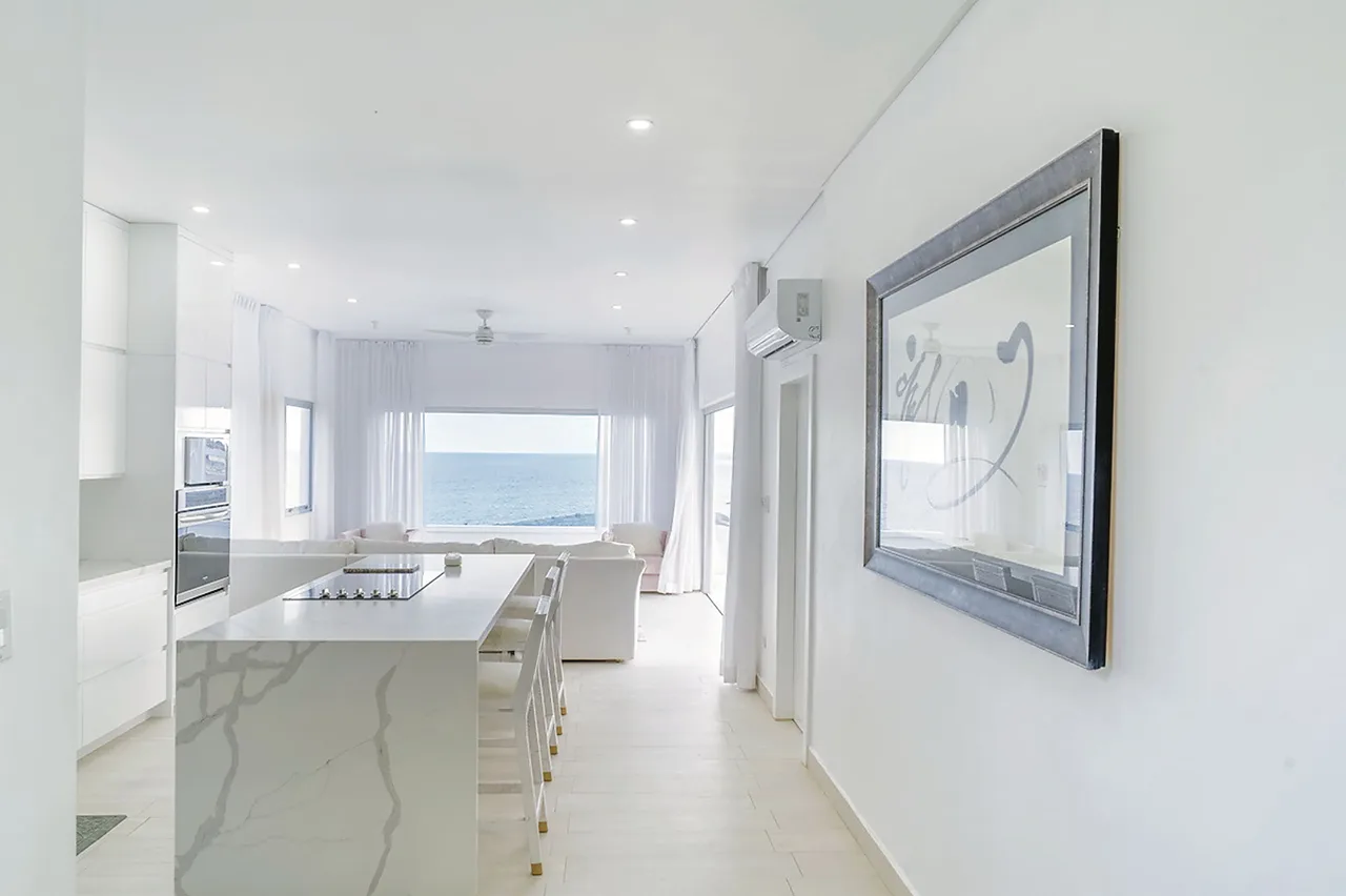 Elegant Cliffside Retreat with Panoramic Ocean Views in South-East Coast photo 4