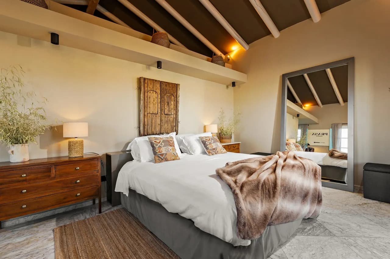 Discreet Luxury Home With Impressive Views photo 4