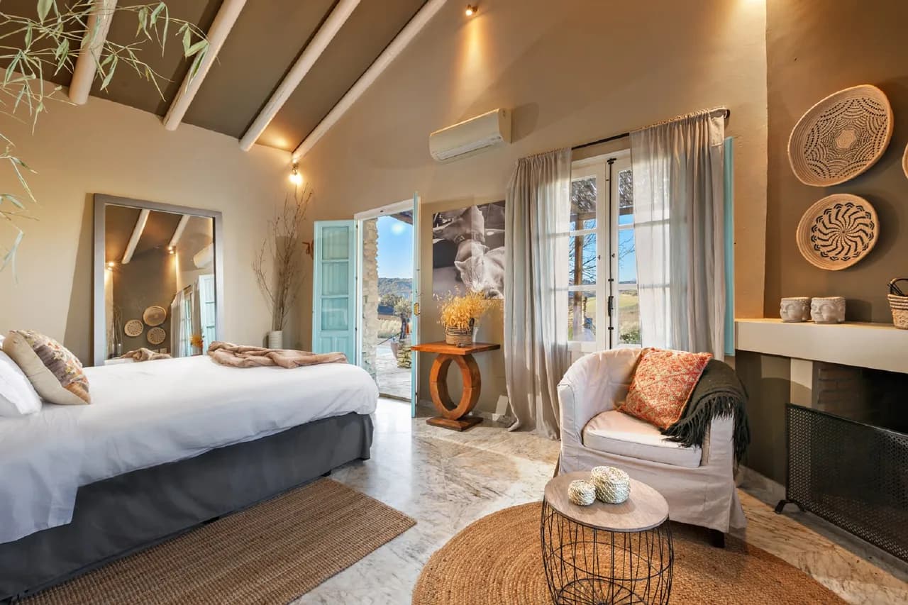 Discreet Luxury Home With Impressive Views photo 5