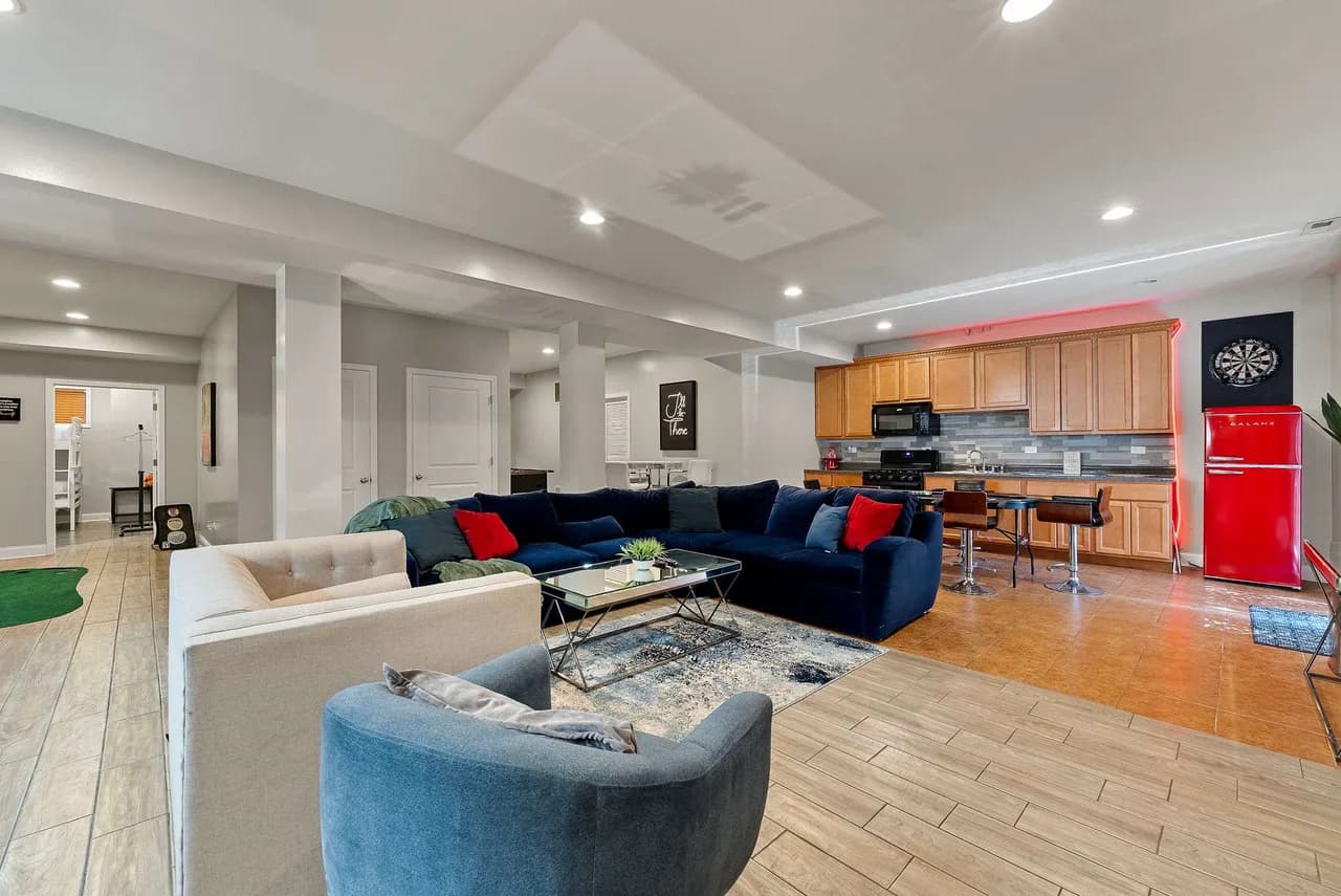 Spacious Seven Bedroom Villa in Chicago photo 3