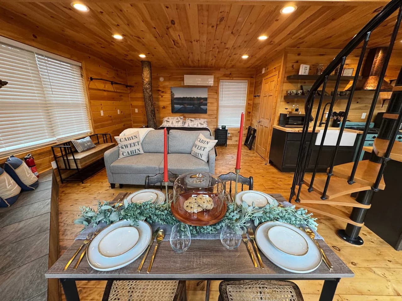 Lakefront Treehouse with Private Hot Tub in Belgrade photo 2
