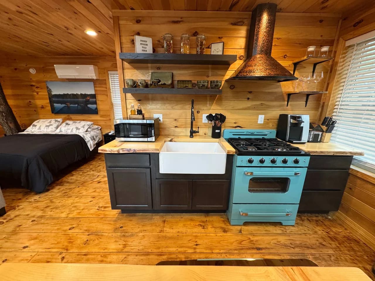 Lakefront Treehouse with Private Hot Tub in Belgrade photo 3