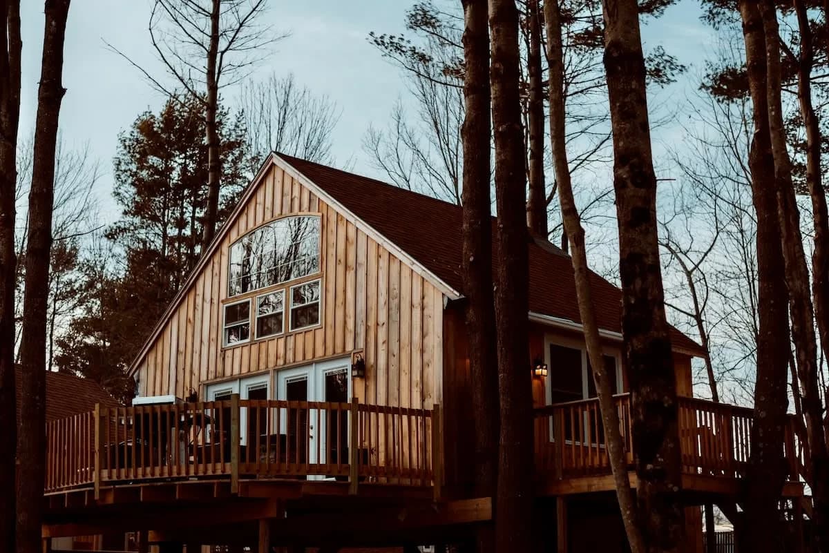Lakefront Treehouse with Private Hot Tub in Belgrade photo 4