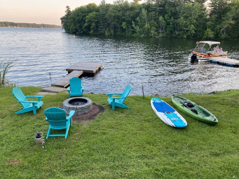 Little Landing Cottage Lakefront Dock Kayaks