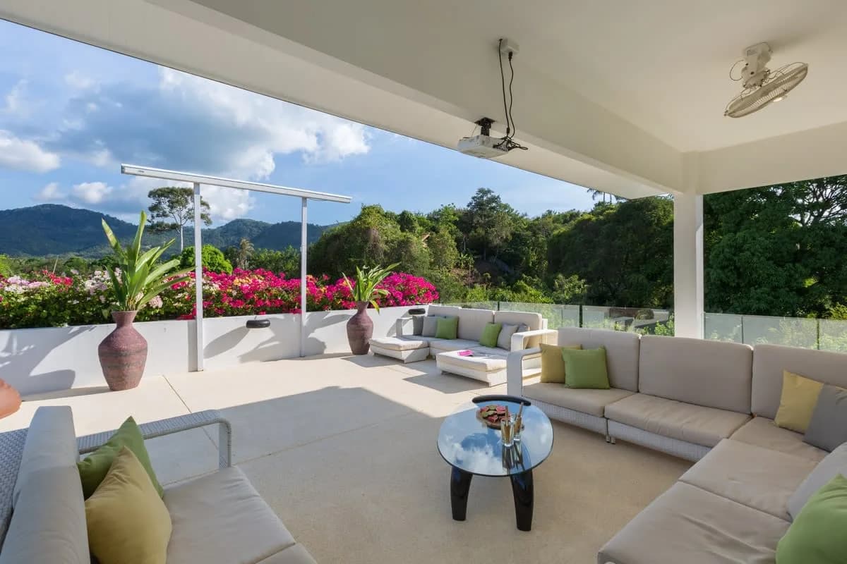 Stunning 6 Bedroom Residence in Serene Beach photo 3