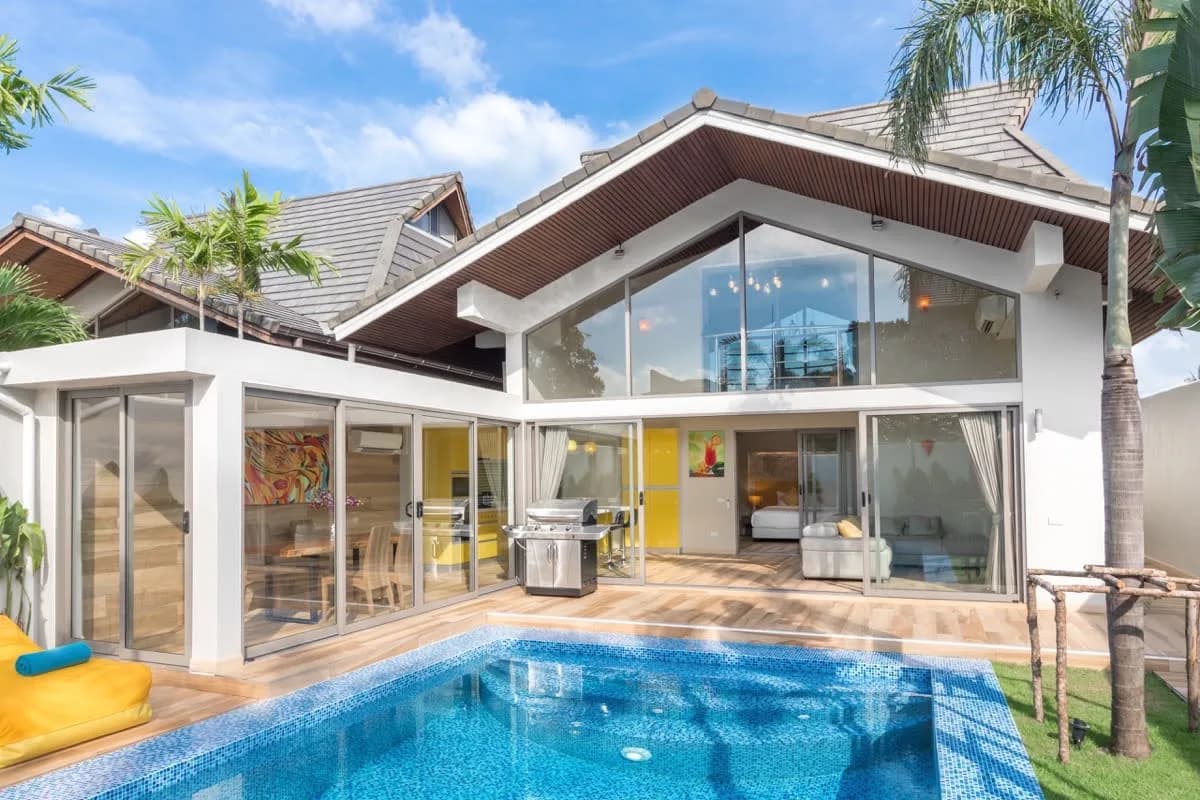 Sleek Villa With Spacious Layout photo 2
