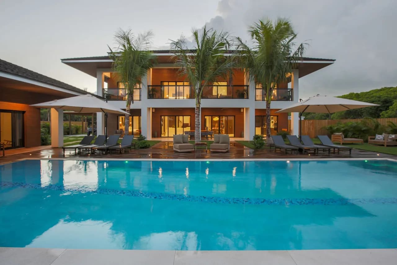 Private Tree Lined Villa 300 Feet from The Beach photo 3