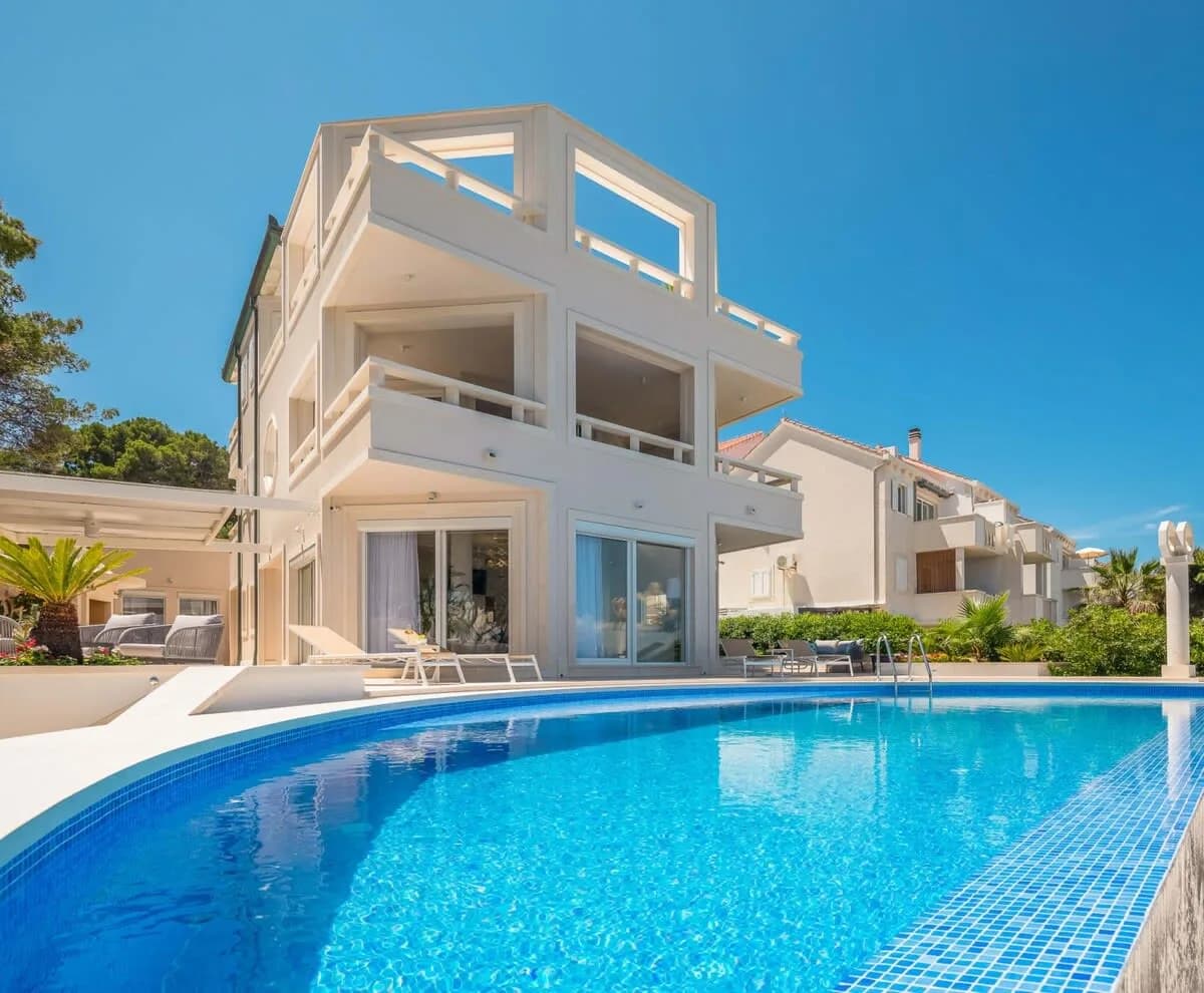 Luxurious Mediterranean Villa With Emerald  Water photo 2