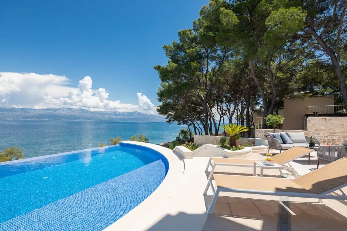 Luxurious Mediterranean Villa With Emerald  Water photo 3