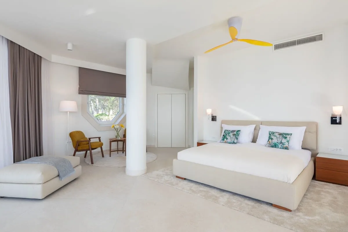 Luxurious Mediterranean Villa With Emerald  Water photo 4