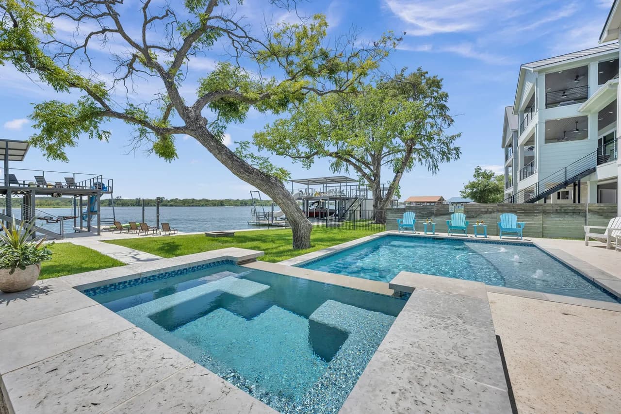 Lakeside Five Bedroom Villa in Kingsland Texas photo 2