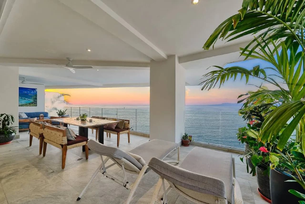 Stylish 4-bedroom Condo With Ocean Views