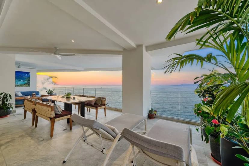 Stylish 4-bedroom Condo With Ocean Views