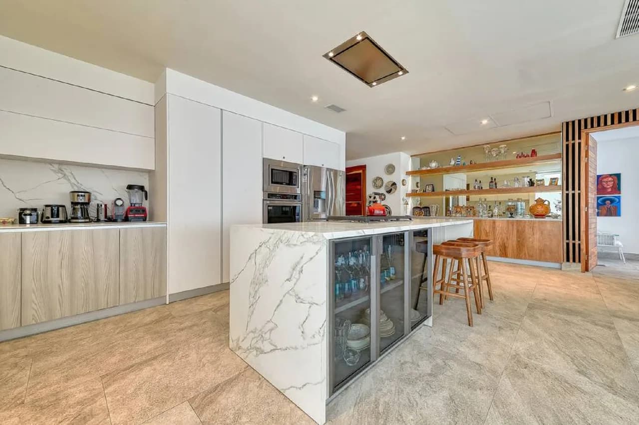 Stylish 4-bedroom Condo With Ocean Views photo 4