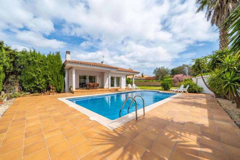 Astonishing renovated house is rented in L'Escala