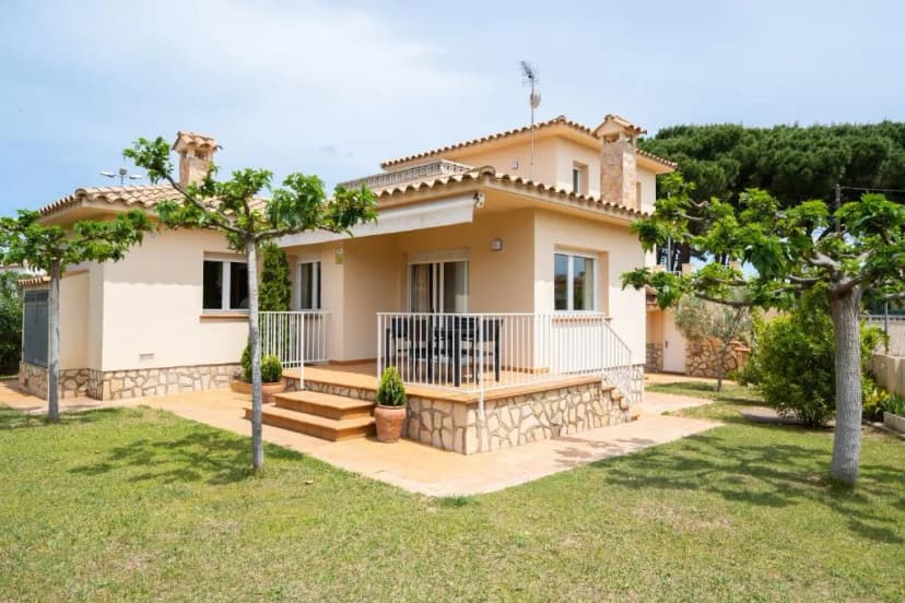 Alluring holiday villa with large garden