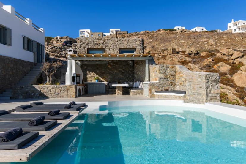 Villa With Absolute Privacy and Close Proximity to