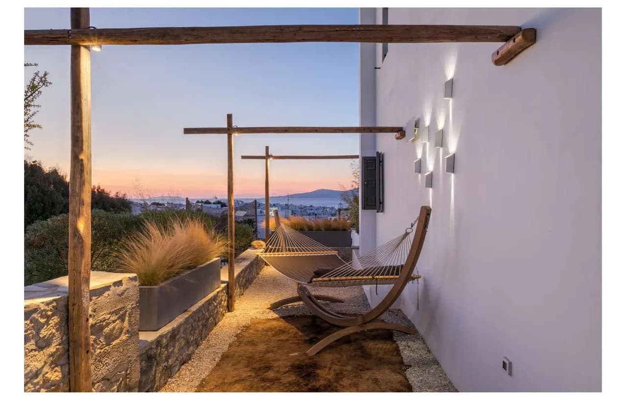 Majestic Town Villa with a Stunning Sunset Garden photo 5