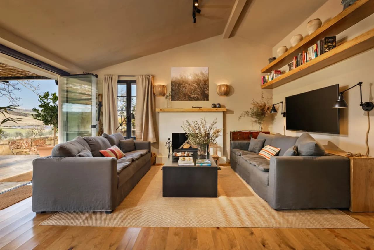 Discreet Luxury Home With Impressive Views photo 2
