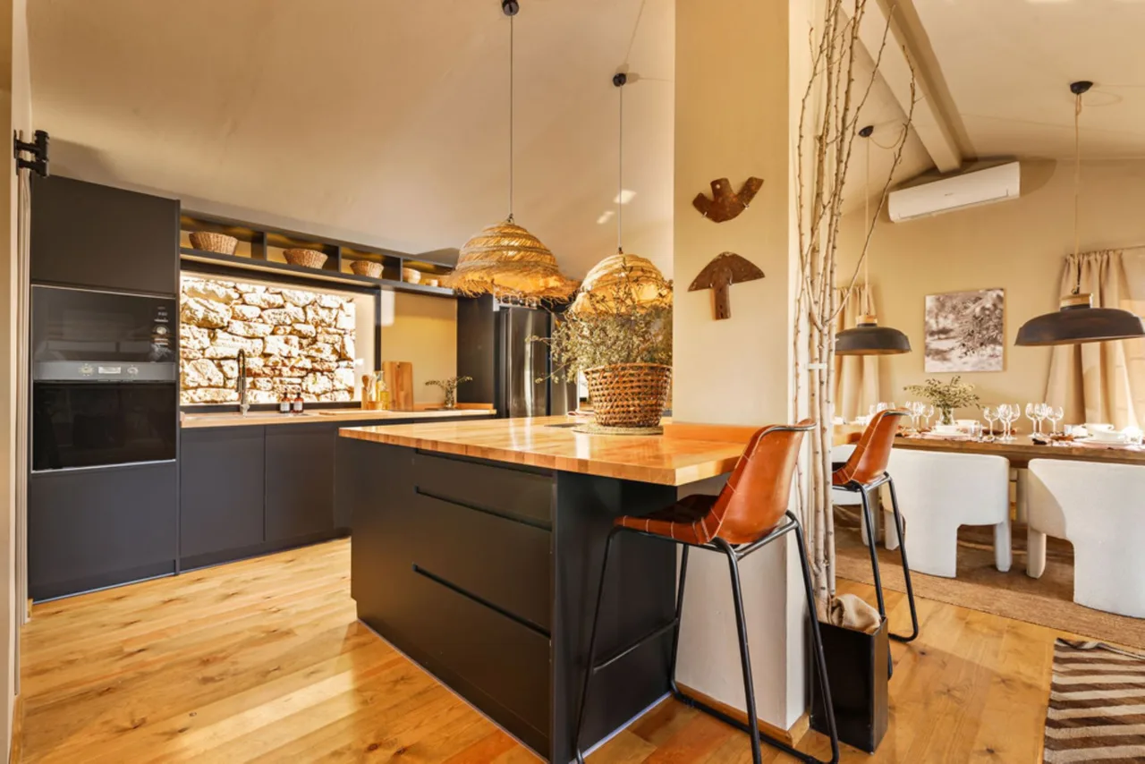 Discreet Luxury Home With Impressive Views photo 4