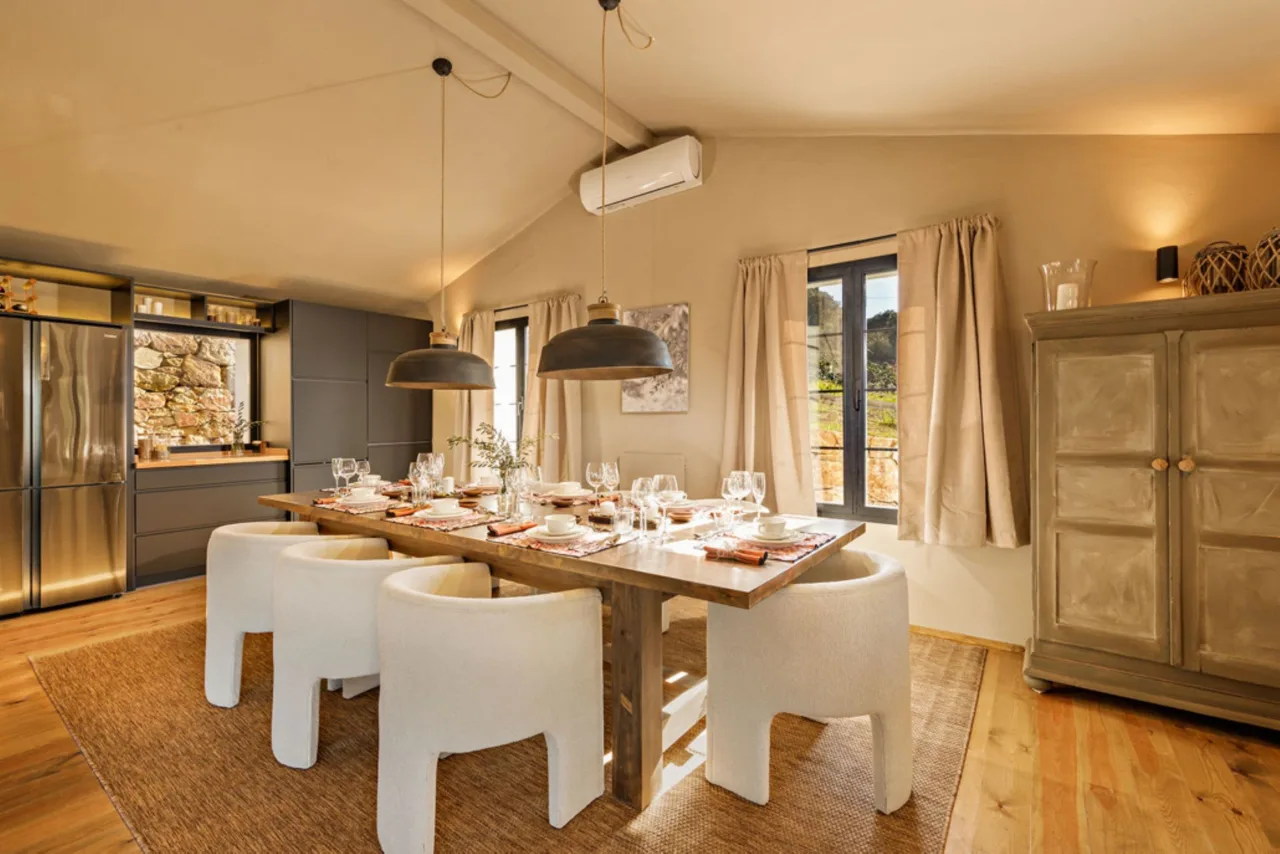 Discreet Luxury Home With Impressive Views photo 5