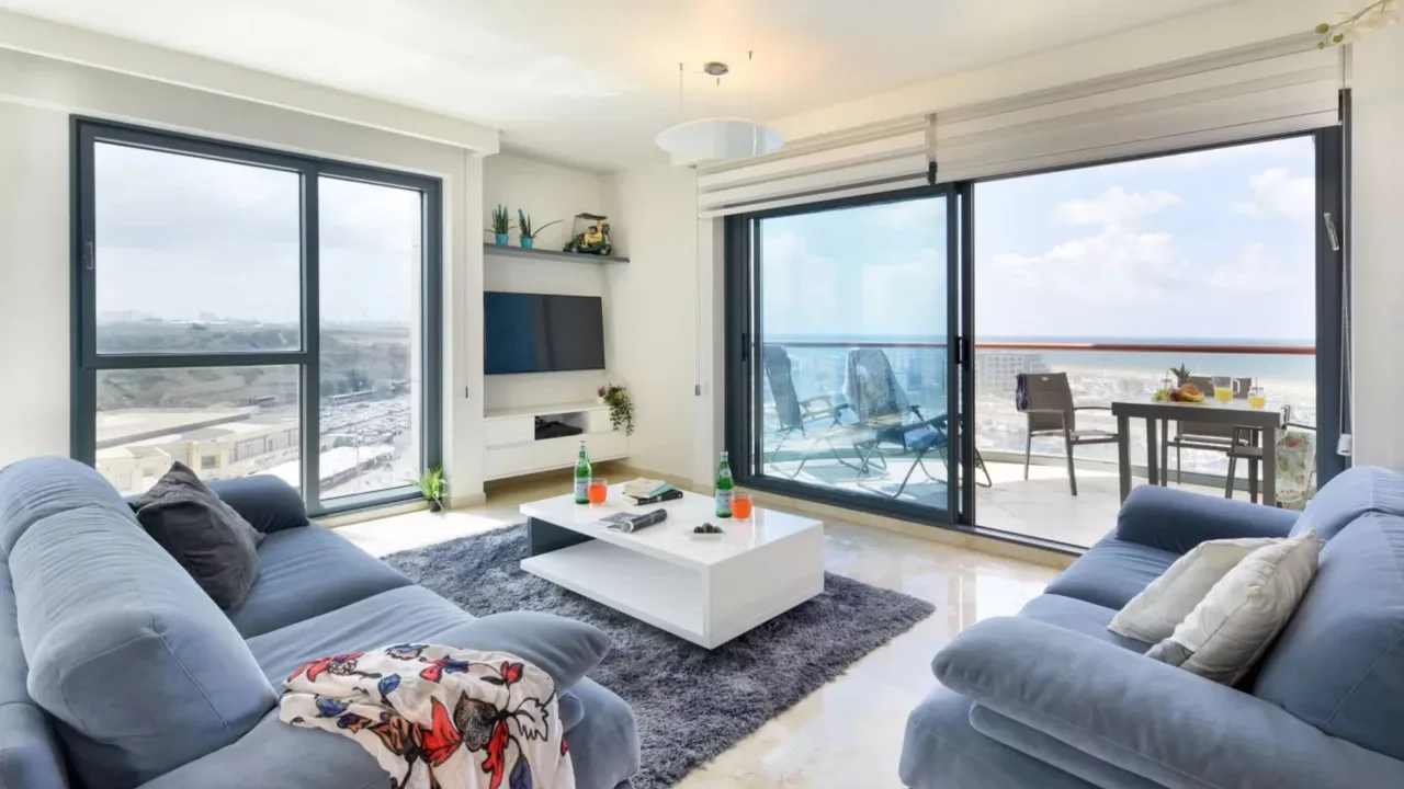 Deluxe Apartment in Herzylia