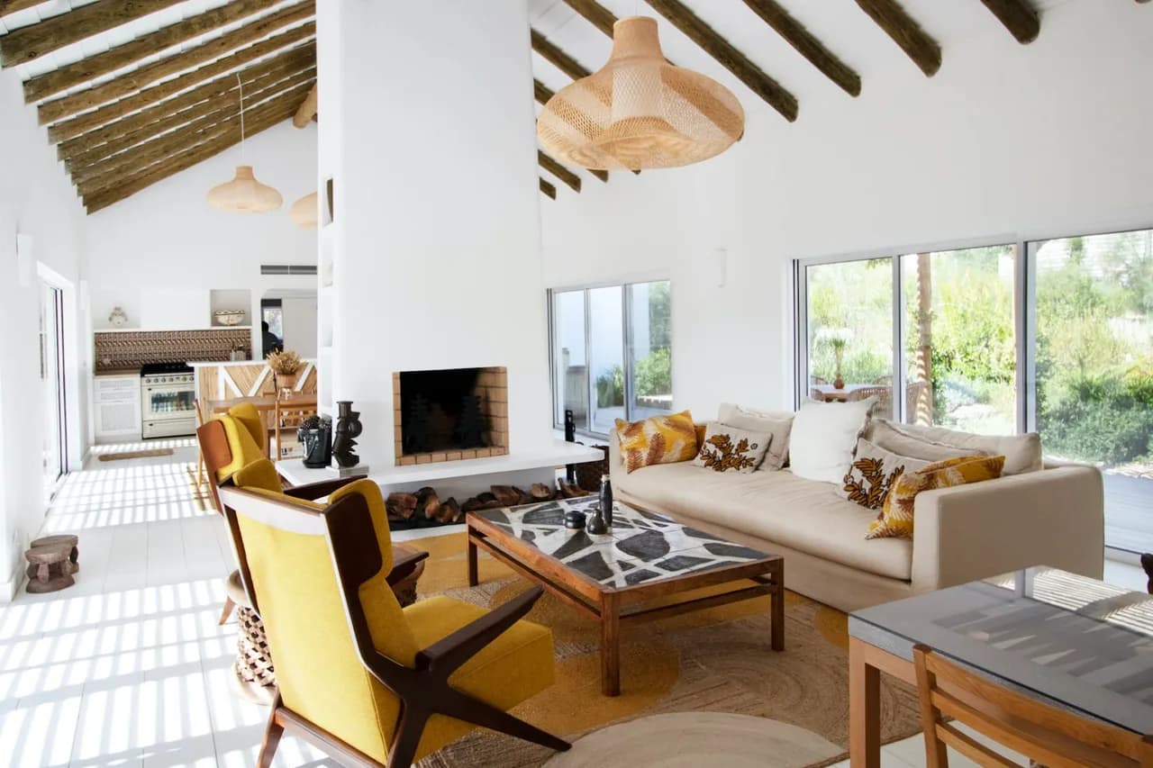 Prestigious Coastal Retreat with Private Beach photo 2