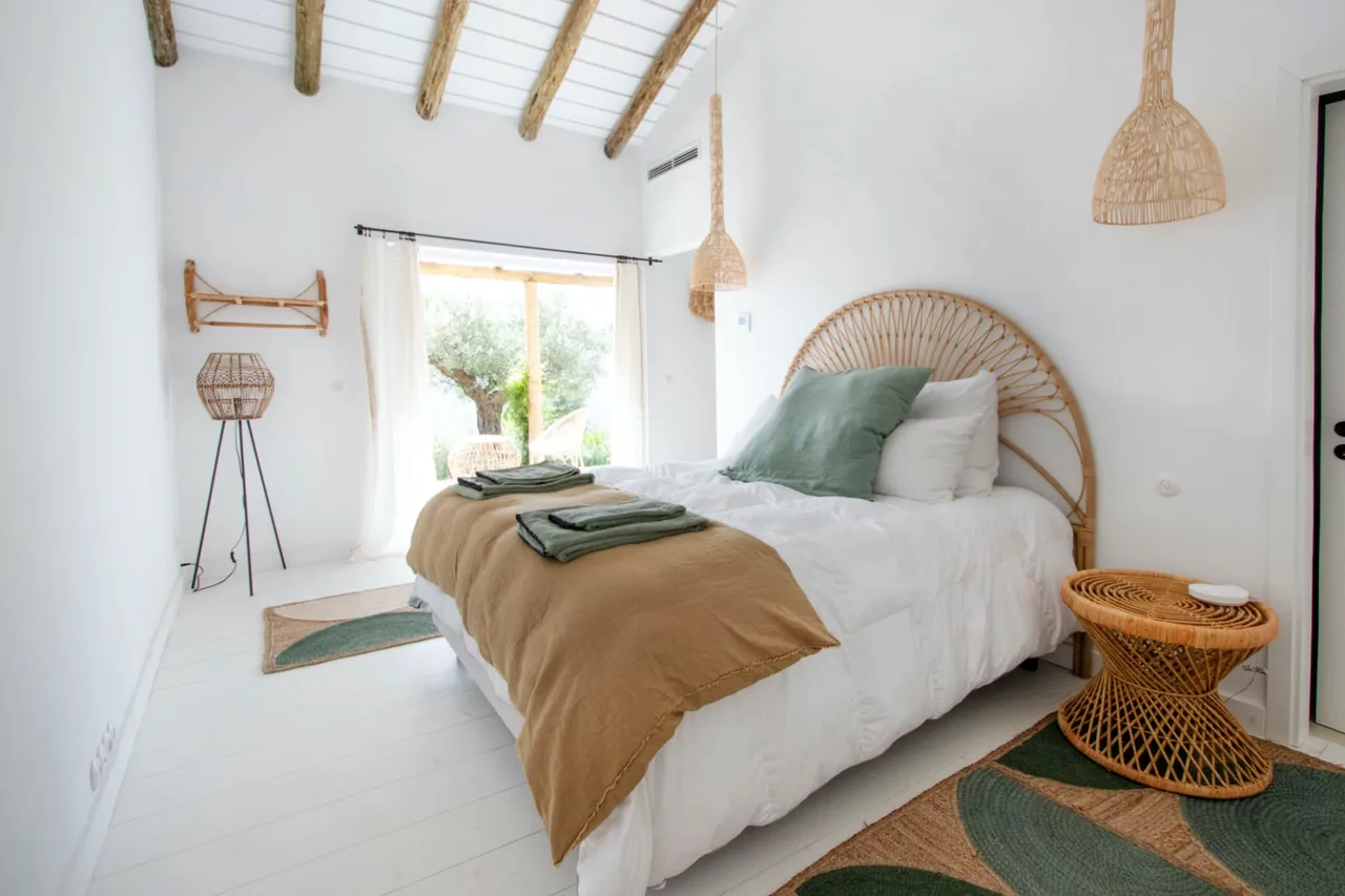 Prestigious Coastal Retreat with Private Beach photo 3