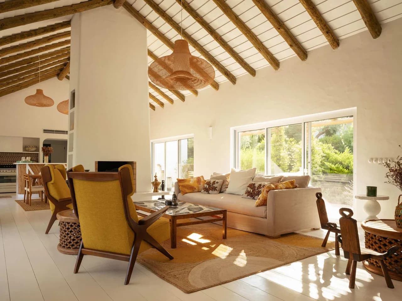 Prestigious Coastal Retreat with Private Beach photo 5