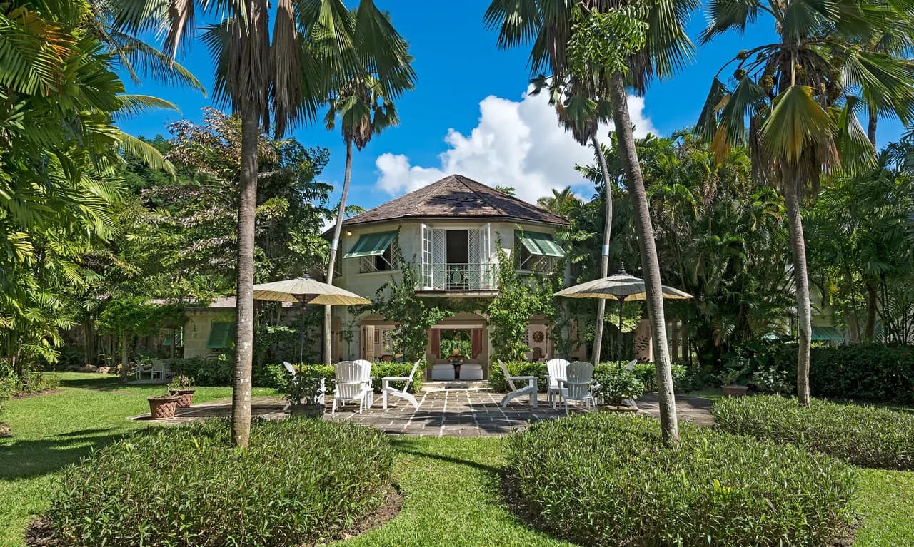 Villa Nestled In The Heart Of Three Acres Of Lush