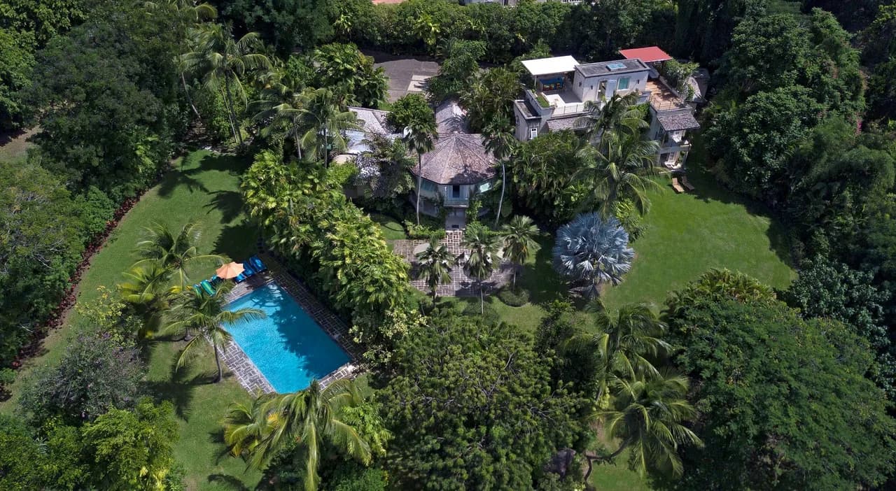 Villa Nestled In The Heart Of Three Acres Of Lush photo 2